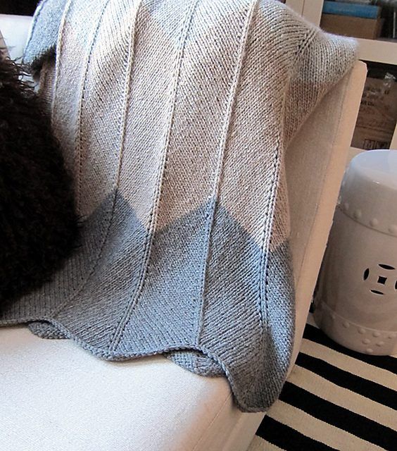 Chevron Colour-Block Blanket free crochet pattern by Espace Tricot