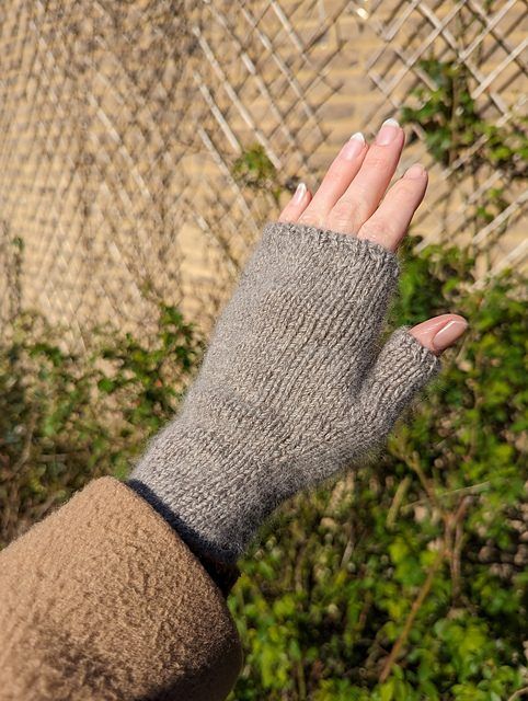 Hiris Fingerless Mittens free crochet pattern by Iris H