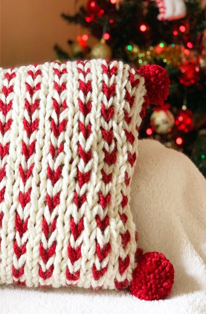 Chunky Knit Christmas Pillow Cover free crochet pattern by Louise Bollanos