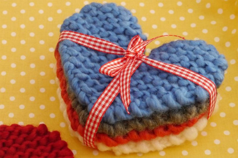 Heart Coaster free crochet pattern by Julie & the Knits (Simply Yarn)
