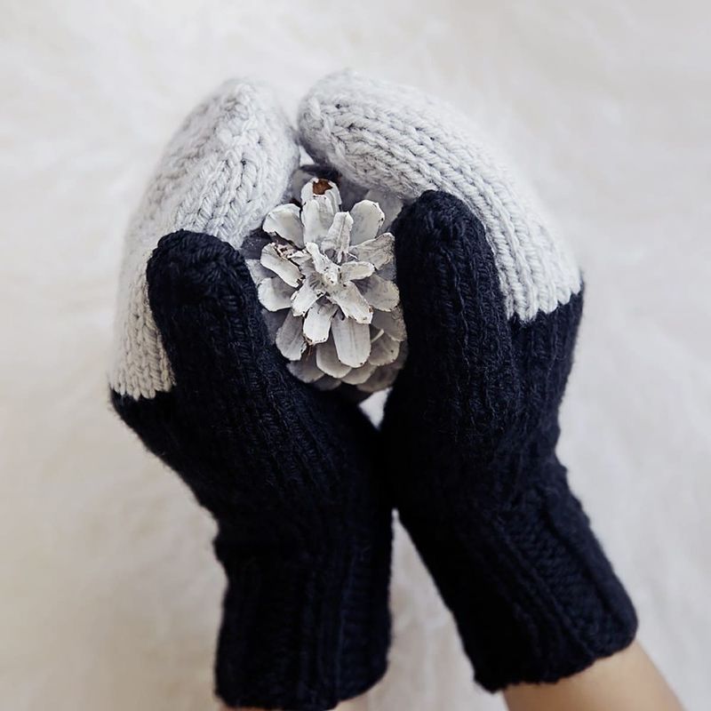 Easy Mittens by Leelee Knits free crochet pattern by Leelee Knits